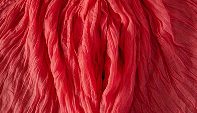 Ein rotes Tuch, das Falten wirft