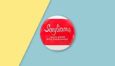 Rot-weiße Badebombe 'Sexylicious' von Obsessive vor gelb-türkisem Hintegrund