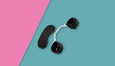 Schwarze Fesseln mit Augenmaske von EIS vor türkis-pinkem Hintergrund