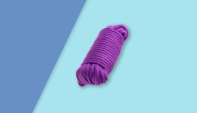 Lilanes Bondage Seil von EIS auf türkis-blau geteiltem Hintergrund