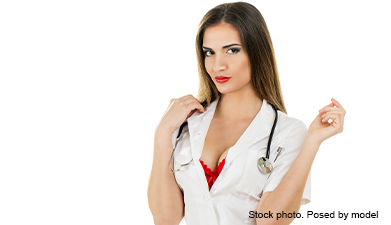 Eine Frau in einem Doktor-Kostüm mit einem Stethoskop um den Hals  vor einem weißen Hintegrund