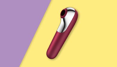 Dunkelroter Bluetooth Druckwellenvibrator mit Vibration Satisfyer 'Dual Love Connect App' auf lila-g