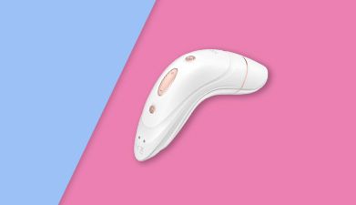 Satisfyer 'Pro 1+' in weiß auf blau-pinkem Hintergrund