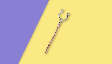 Nippelclip mit Strasskette von EIS auf lila-gelbem Hintergrund