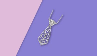 Strasskette im Krawatten-Design von EIS auf rosa-lilanem Hintergrund