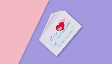 Sex-Gutscheine für mehr Abwechslung von EIS auf rosa-lilanem Hintergrund