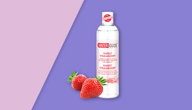 Gleitgel mit Geschmack 'Erdbeere' süße Zweisamkeit von Waterglide vor einem rosa-lilanen Hintergrund