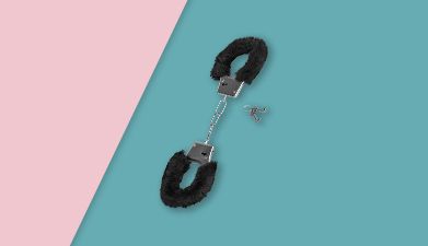 Schwarze Metallhandschellen mit Plüsch von EIS auf rosa-petrolfarbenem Hintergrund