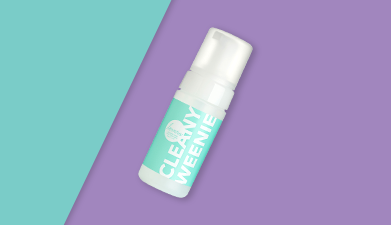 Das Intimwaschgel 'Cleany Weenie' von Loovara vor einem türkis-lilanen Hintergrund