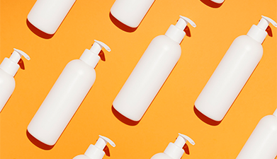 Ein fortlaufendes Muster eines weißen Pumpspenders auf einem orangefarbenen Hintergrund