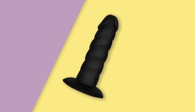 Schwarzer gerippter Dildo aus Silikon von EIS auf flieder-gelbem Hintergrund