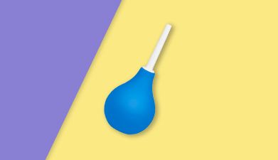 Blaue Analdusche mit Pumpball von EIS vor lila-gelbem Hintergrund