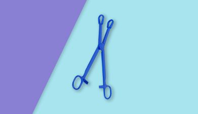 Blaue Klitorisklemmen von EIS auf lila-hellblauem Hintergrund