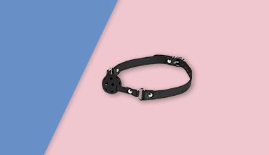 Schwarzer atmungsaktiver Ballknebel von EIS auf blau-rosa geteiltem Hintergrund