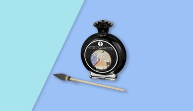 Schokoladen Body Painting von Shunga vor türkis-blauem Hintergrund