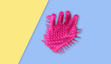 Pinker Noppenhandschuh aus Silikon von EIS auf gelb-blauem Hintergrund