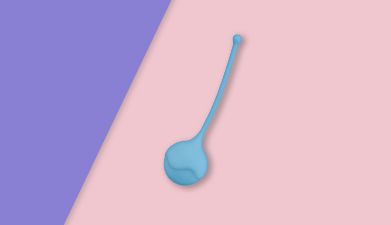 Blaue Silikon Liebeskugel mit Struktur von EIS auf lila-rosanem Hintergrund