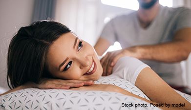 Eine Frau die von einem Mann massiert wird