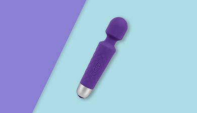 Lilaner wiederaufladbarer Massager aus Silikon von EIS auf lila-hellblauem Hintergrund