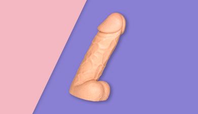Naturdildo mit sinnlicher Aderung von EIS auf rosa-lilanem Hintergrund