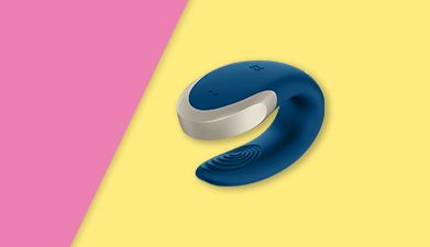 Petrol-goldener Bluetooth Paarvibrator Satisfyer 'Double Love Connect App' auf gelb-pink geteiltem H