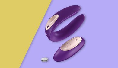 Lilaner Paarvibrator Satisfyer 'Double Plus Remote' aus Silikon vor gelb-lilanem Hintergrund