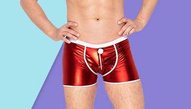 Rote festliche Shorts mit Reißverschluss von EIS auf hellblau-lilanem Hintergrund