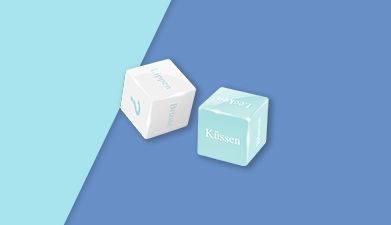 Weiß-türkisenes erotisches Würfelspiel von EIS vor türkis-blauem Hintergrund