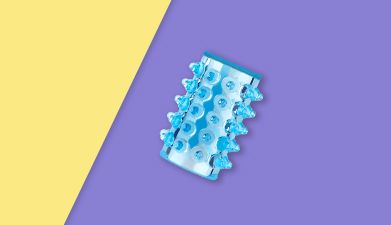 Blaue genoppte Penishülle von EIS vor lila-gelbem Hintergrund