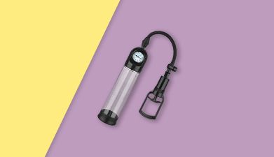 Schwarze EIS Penispumpe für XXL Penis vor gelb-lilanem Hintegrund