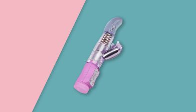 Lilaner Perlenvibrator mit Klitorisreizer von EIS auf rosa-türkisfarbenem Hintergrund