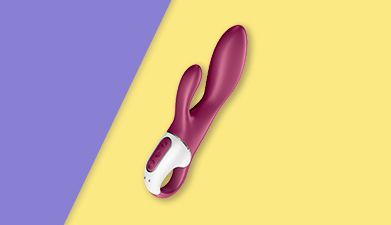 Dunkelrot-weißer Bluetooth Rabbitvibrator Satisfyer 'Heated Affair Connect App' auf gelb-lila geteil