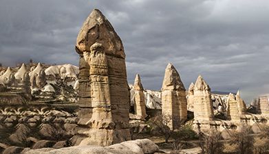 Eine Landschaft von Steinformationen die wie Penisse aussehen