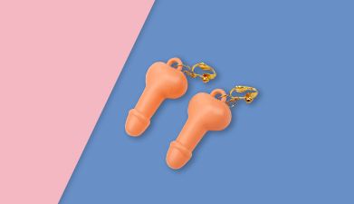 Penis-Ohrhänger von EIS auf rosa-blauem Hintergrund
