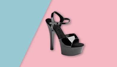 Schwarze Plateau Sandalette mit Riemchen von EIS auf rosa-hellblauem Hintergrund