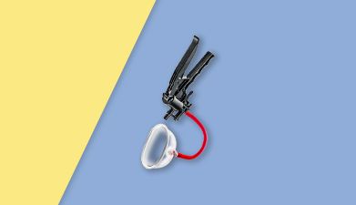 Schwarz-rote Vaginapumpe 'Advanced Pussy Pump System' von Blush Novelties vor gelb-blauem Hintergrun