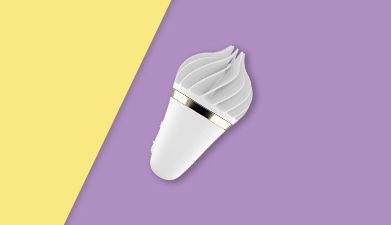 Weißer Auflegevibrator Satisfyer Spinnator 'Sweet Treat' auf lila-gelb geteiltem Hintergrund