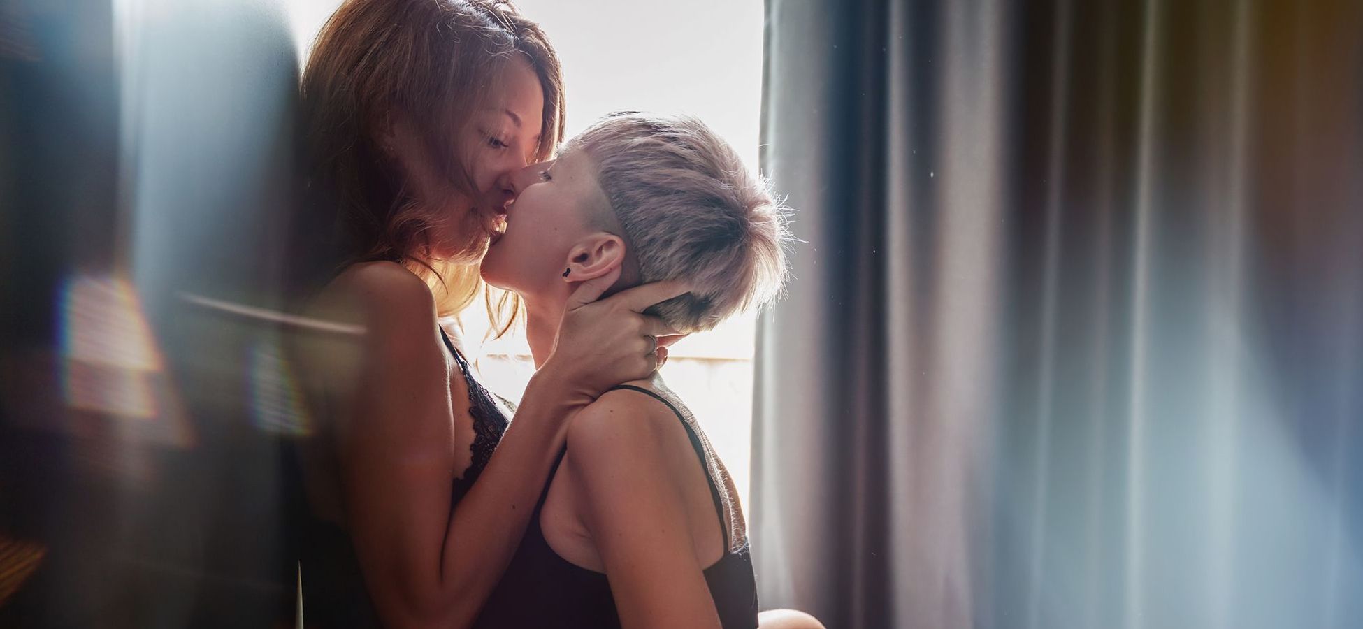 Lesbisches Paar in Dessous küsst sich leidenschaftlich