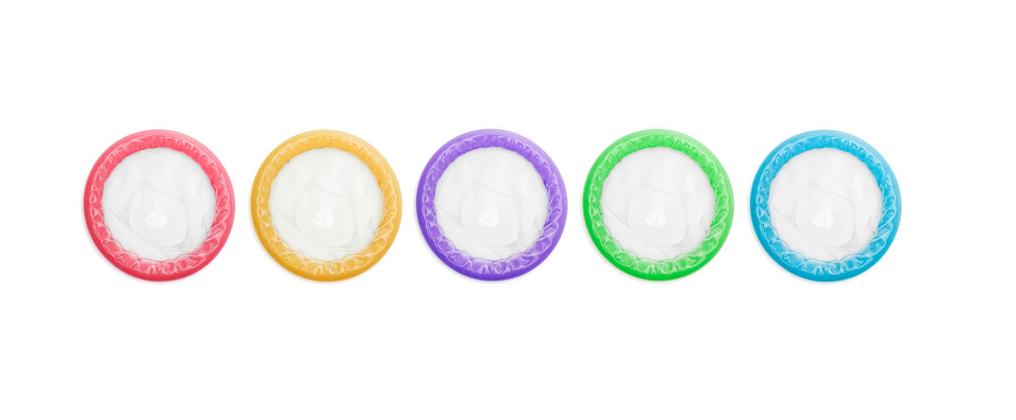 Verschiedenfarbige Kondome liegen in einer Reihe nebeneinander