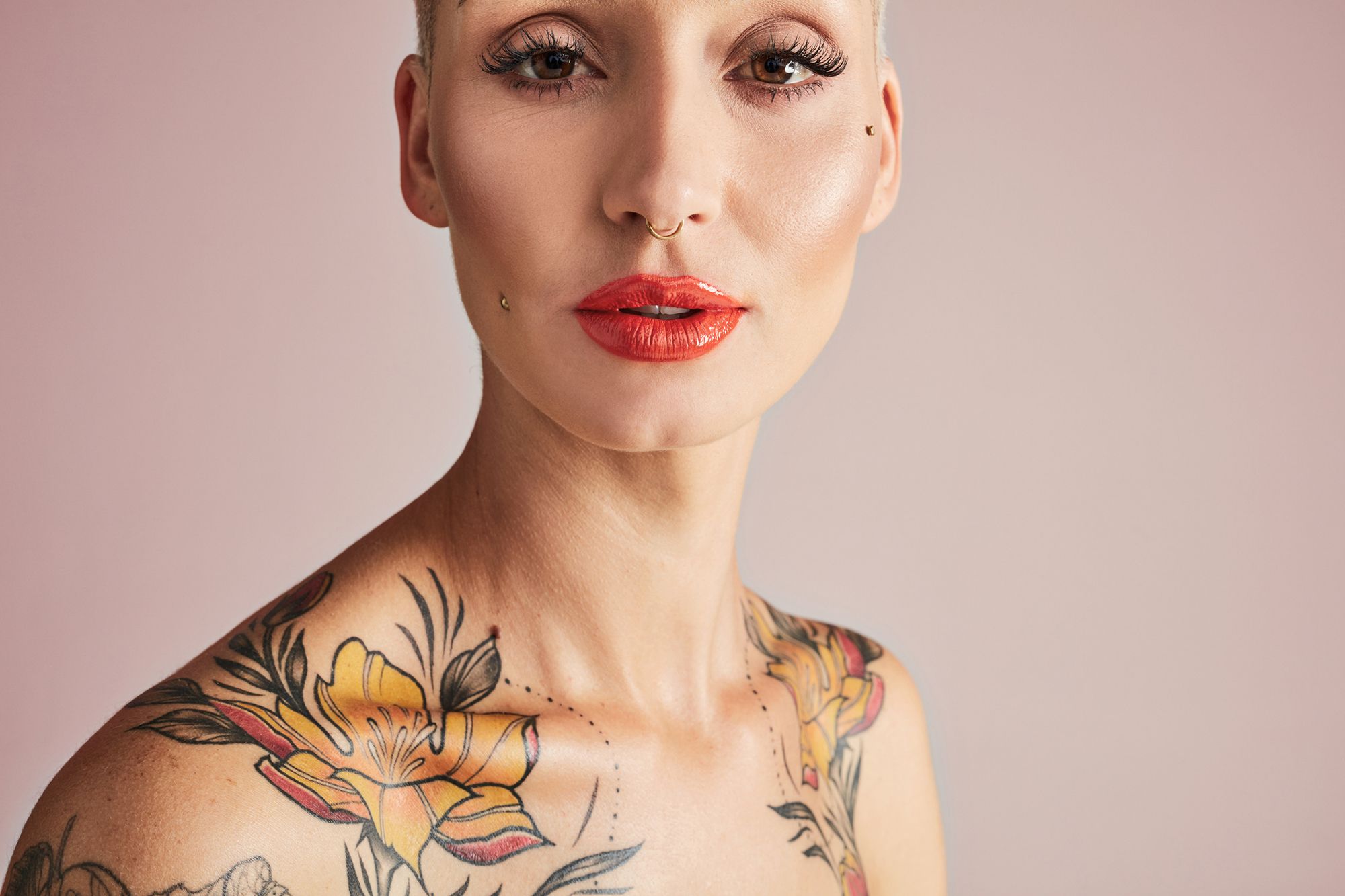 Frau mit vielen Piercings und Tattoos