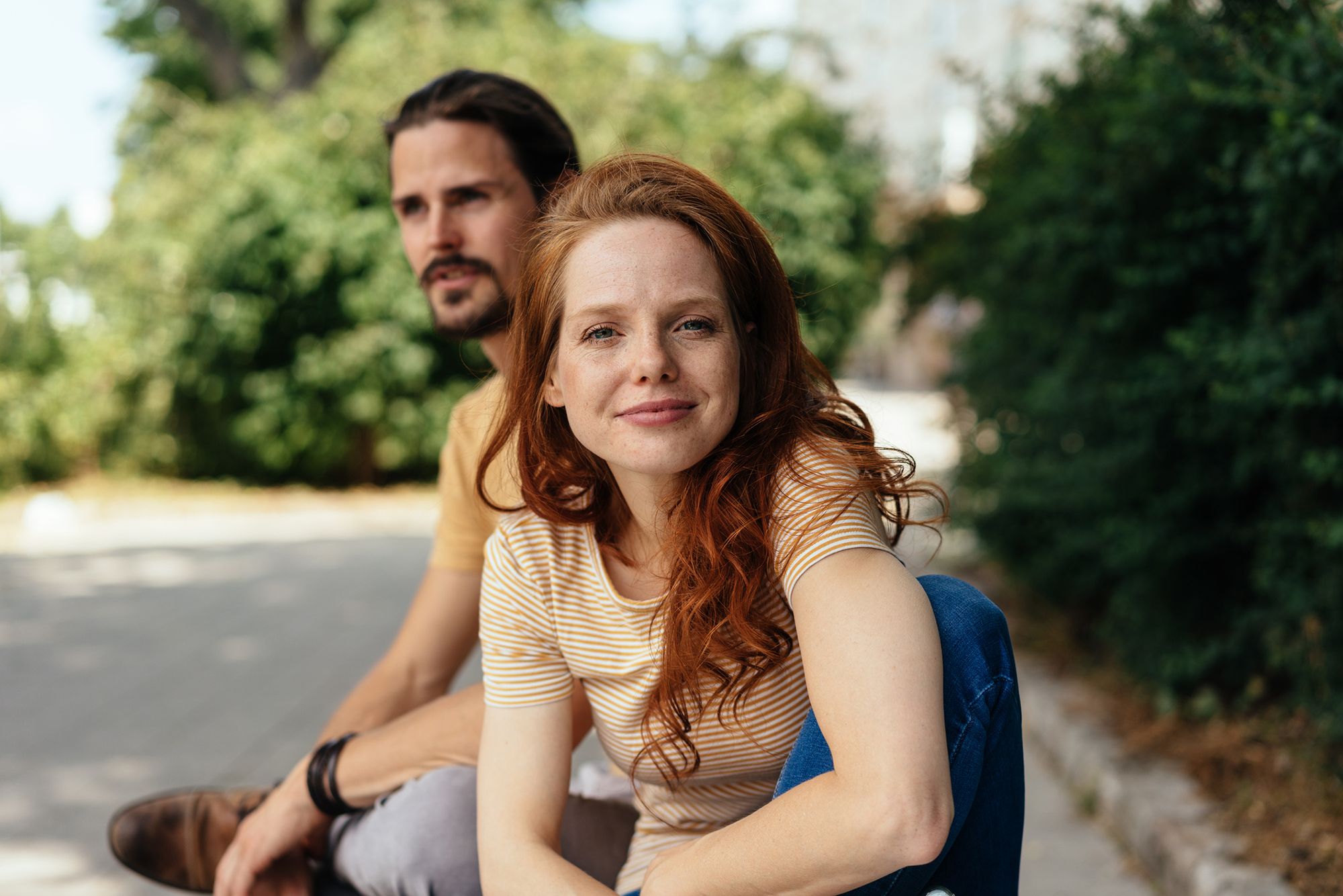 Paar sitzt auf einer Straße