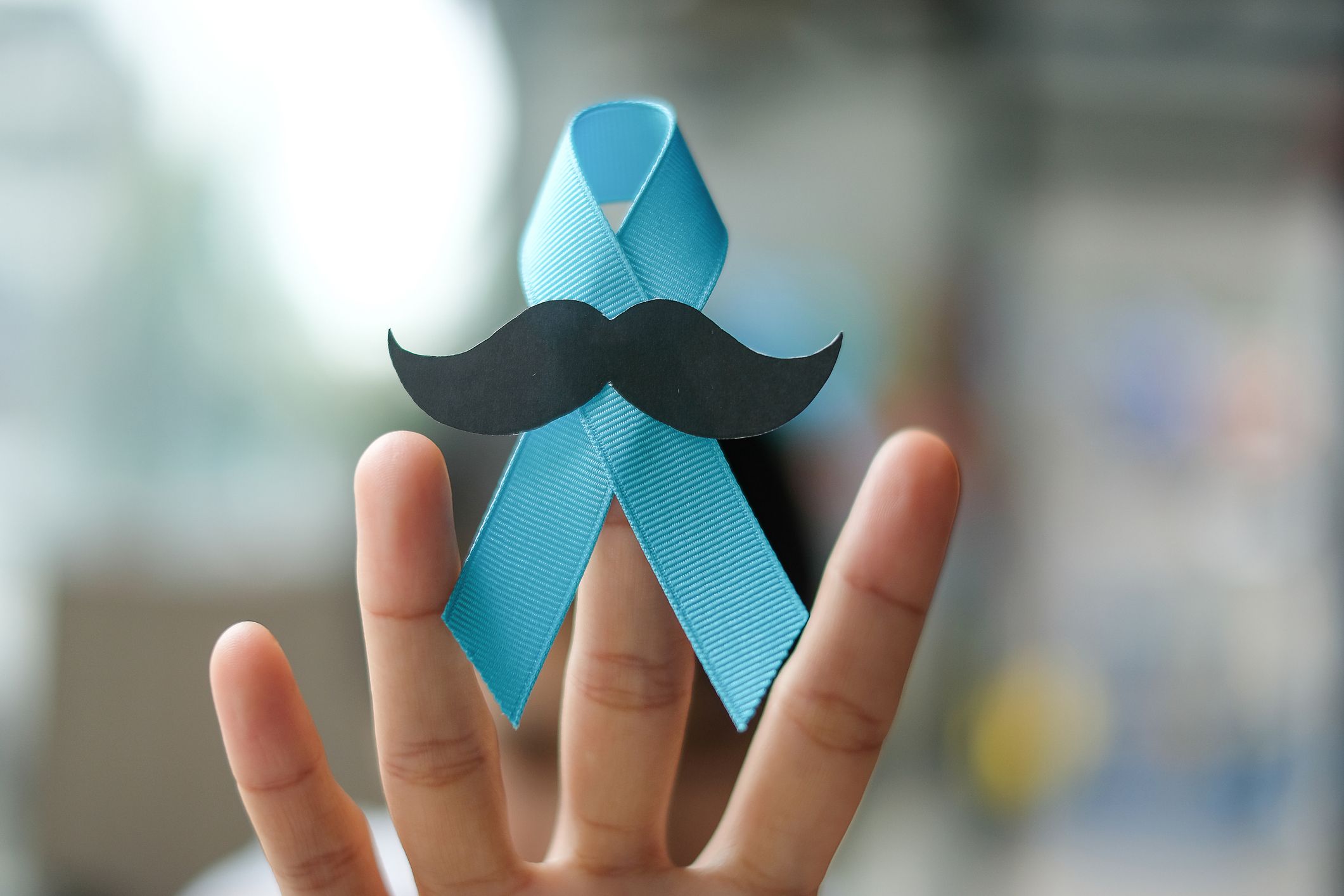 Blaue Schleife und Schnurrbart als Zeichen für den Movember