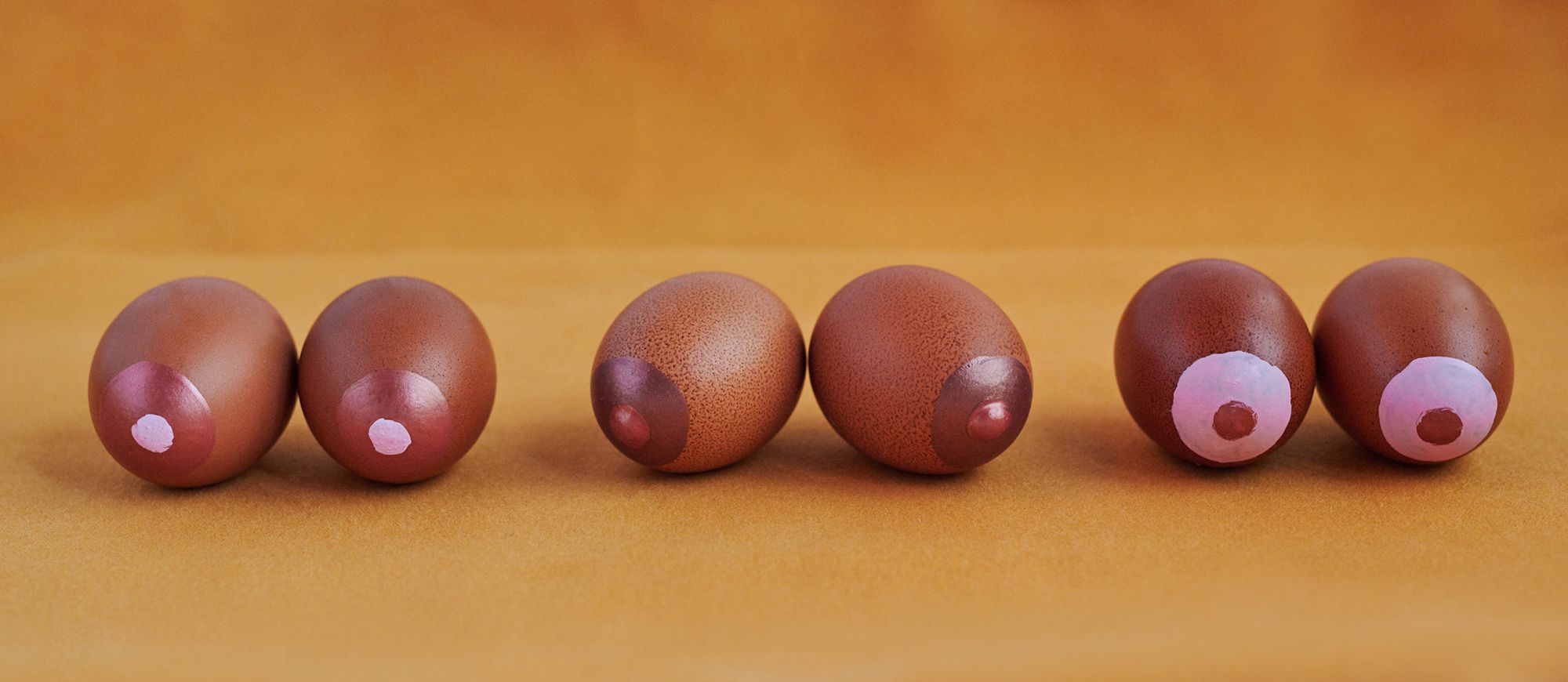 Eier, auf die Nippel gemalt sind