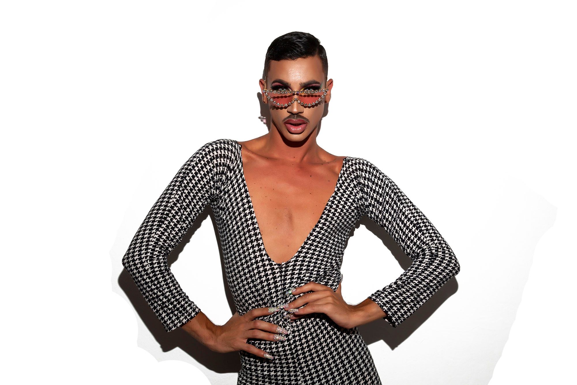Transsexueller Mann in Kleid und Sonnenbrille
