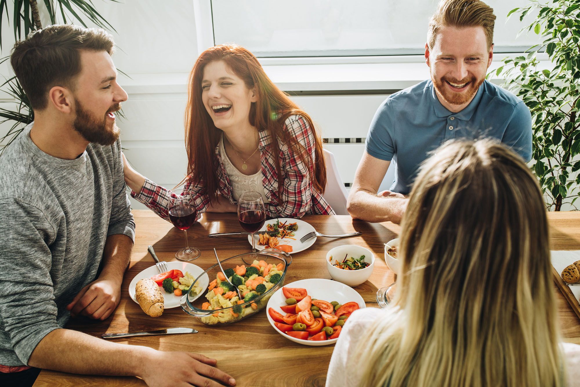 Lachende Personen beim Essen