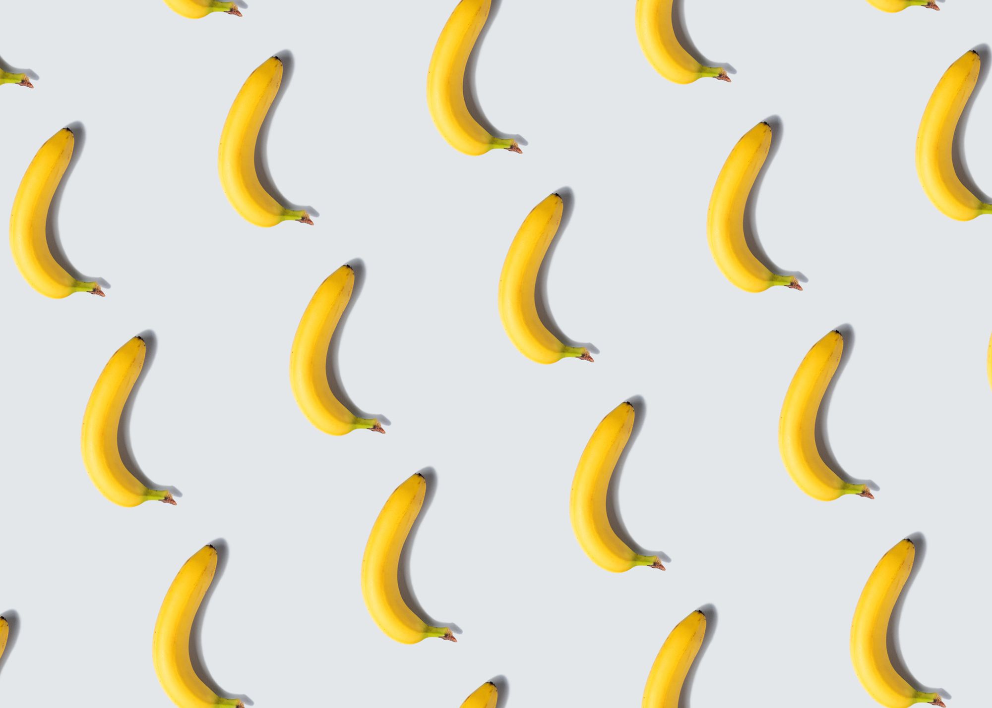Mehrere Bananen auf weißem Hintergrund