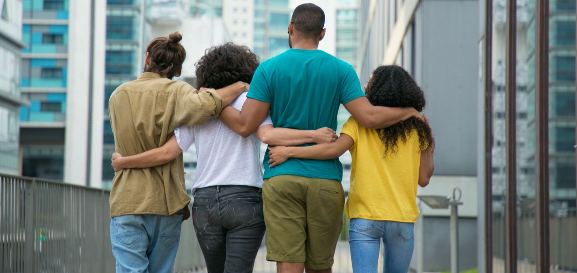 4 Menschen, die sich in den Armen halten