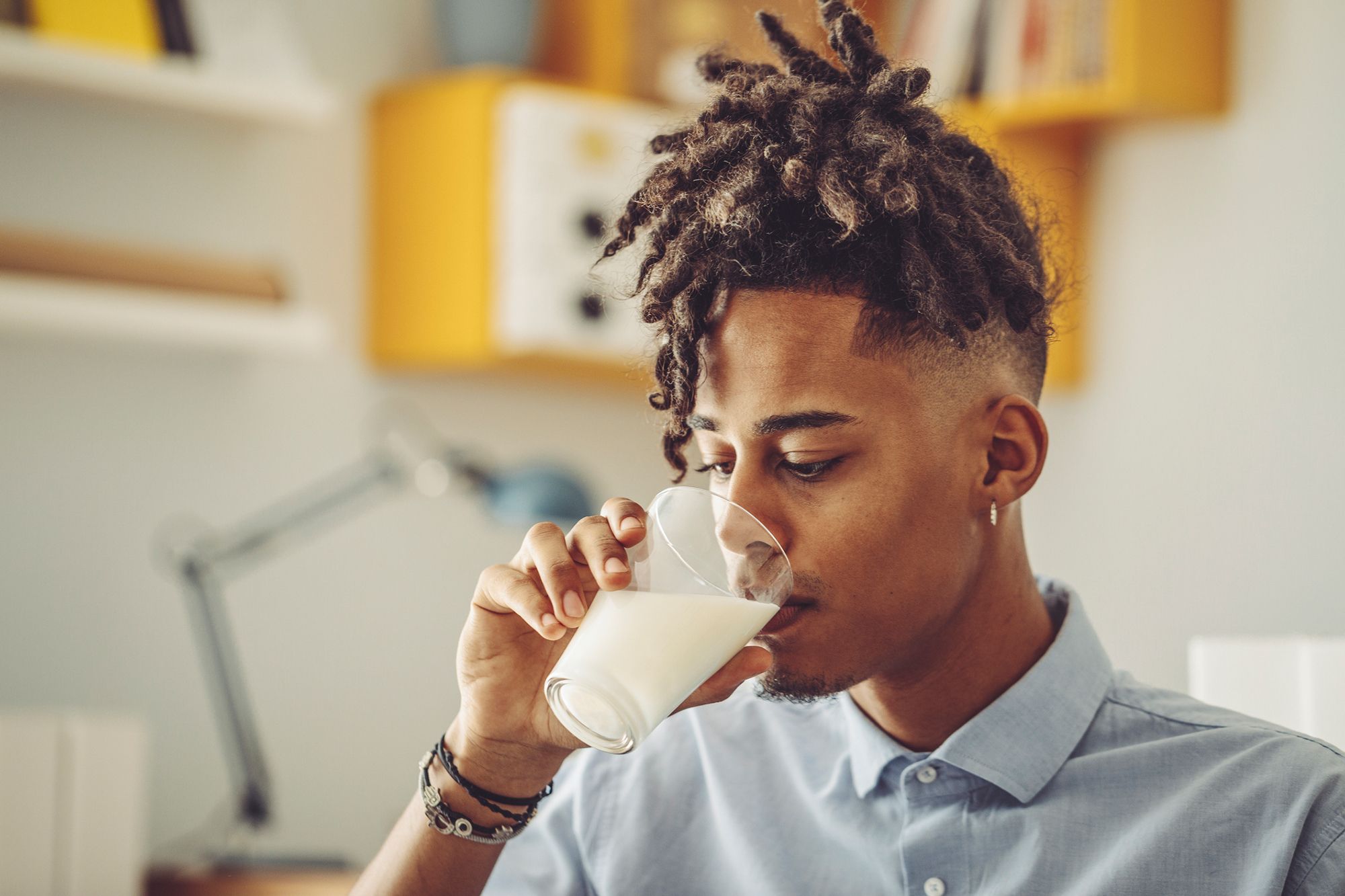 Mann, der ein Glas Milch trinkt