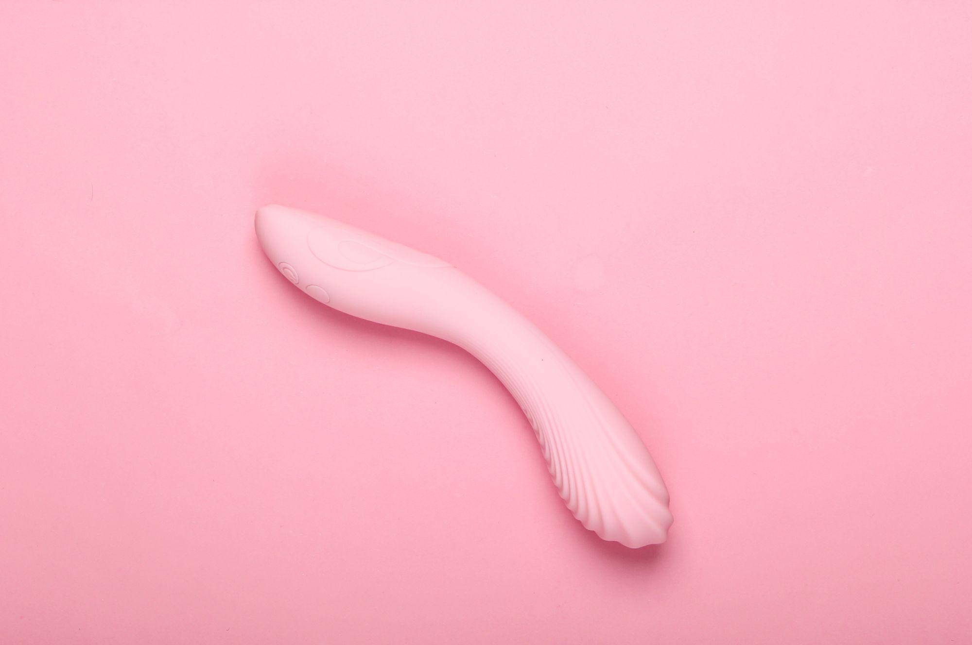 Rosa Vibrator auf rosa Hintergrund