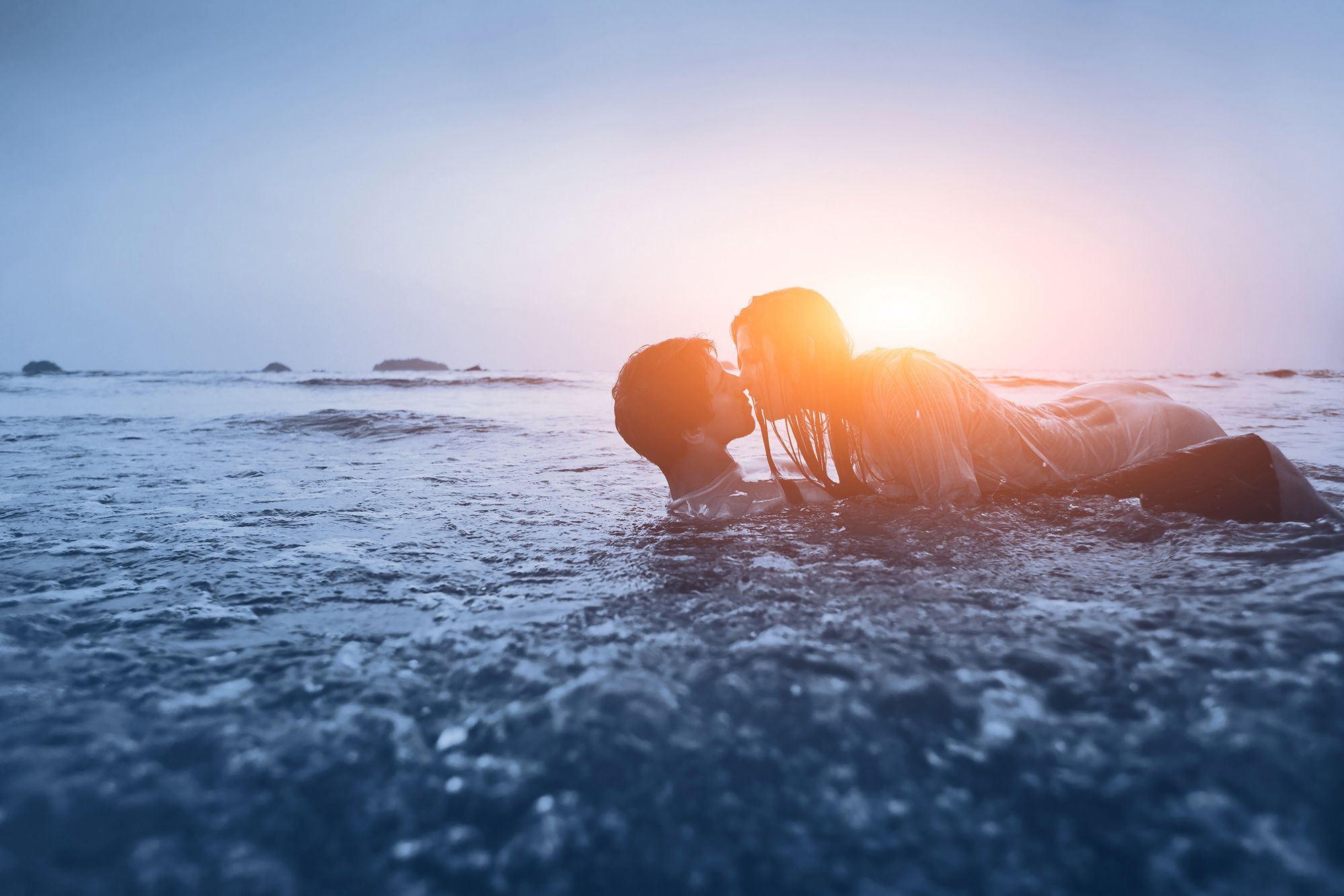 Paar, das sich im Meer küsst